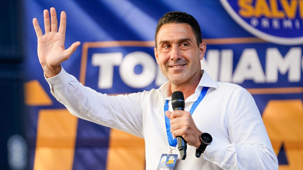 L'europarlamentare Roberto Vannacci a un comizio elettorale della Lega L'europarlamentare Roberto Vannacci a un comizio elettorale della Lega