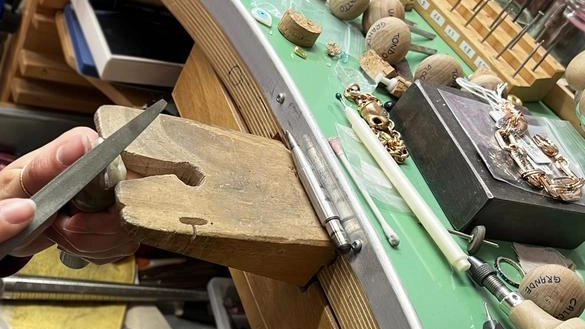 Le creazioni esclusive di Gruppo Milor vengono realizzate a mano dagli artigiani orafi nei laboratori di Arezzo e Vicenza Le creazioni esclusive di Gruppo Milor vengono realizzate a mano dagli artigiani orafi nei laboratori di Arezzo e Vicenza