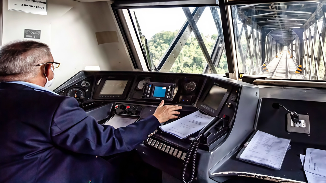 La proposta prevede di mantenere l’unico binario che parte dalle stazioni ferroviarie di Calusco e Paderno fino all’imbocco del ponte e di realizzare due piccole stazioni di testa La proposta prevede di mantenere l’unico binario che parte dalle stazioni ferroviarie di Calusco e Paderno fino all’imbocco del ponte e di realizzare due piccole stazioni di testa
