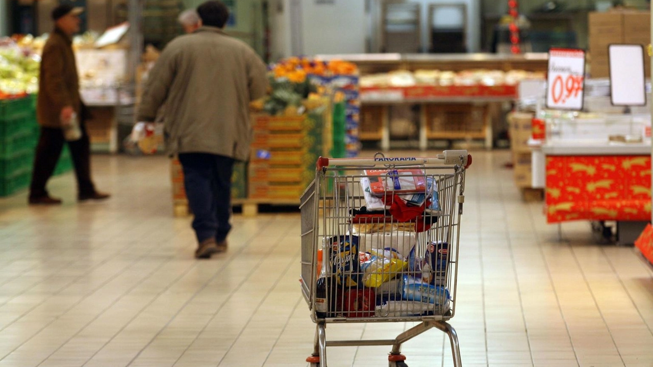 Lo rileva l'Istat sulle retribuzioni contrattuali