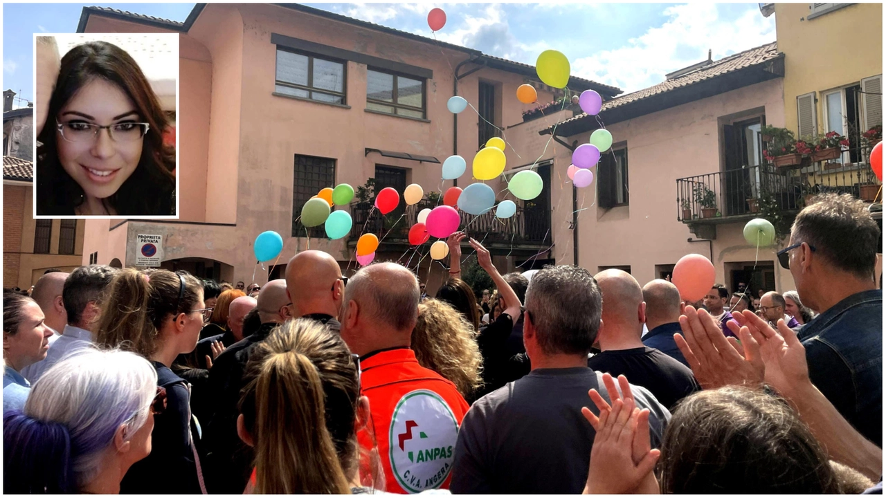 Nelle foto i momenti più toccanti dei funerali di Domenica Russo L’abbraccio ai familiari della ministra Alessandra Locatelli le autorità cittadine e i suoi alunni che hanno lanciato i palloncini colorati in aria Nelle foto i momenti più toccanti dei funerali di Domenica Russo L’abbraccio ai familiari della ministra Alessandra Locatelli le autorità cittadine e i suoi alunni che hanno lanciato i palloncini colorati in aria