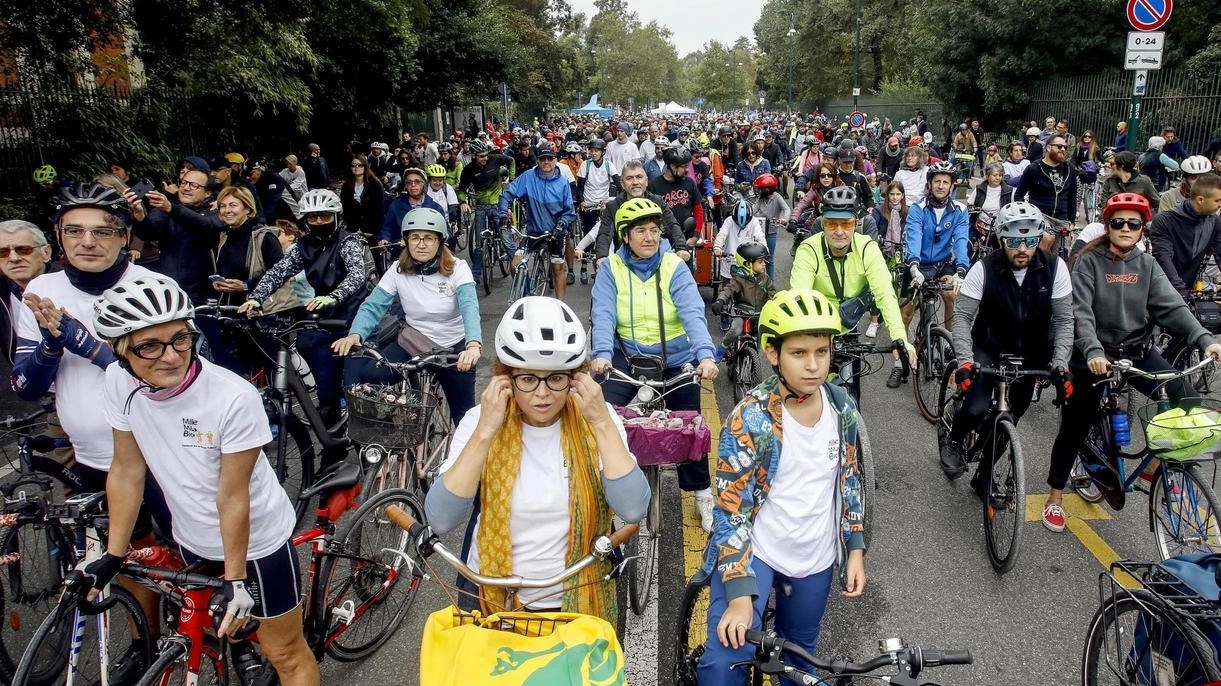 Centinaia di ciclisti milanesi hanno partecipato a “Mille Mila Bici“ , pedalata promossa da Legambiente e altre realtà... Centinaia di ciclisti milanesi hanno partecipato a “Mille Mila Bici“ , pedalata promossa da Legambiente e altre realtà...