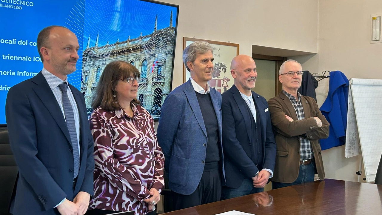 Terzo da sinistra il sindaco Marco Scaramellini. Ora sono in corso contatti con altri atenei