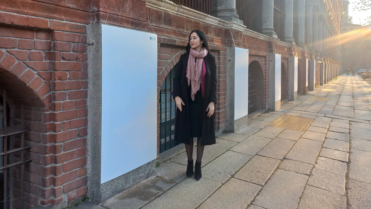 Marina Brambilla, rettrice della Statale, davanti ai pannelli del libero pensiero