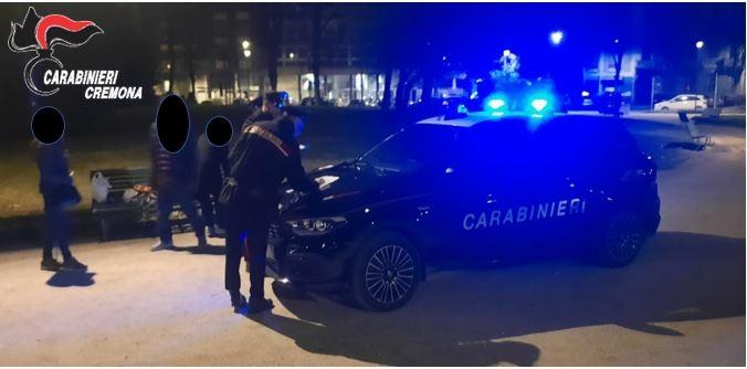 Cremona, ubriaca infastidisce i clienti e poi aggredisce i carabinieri: denunciata