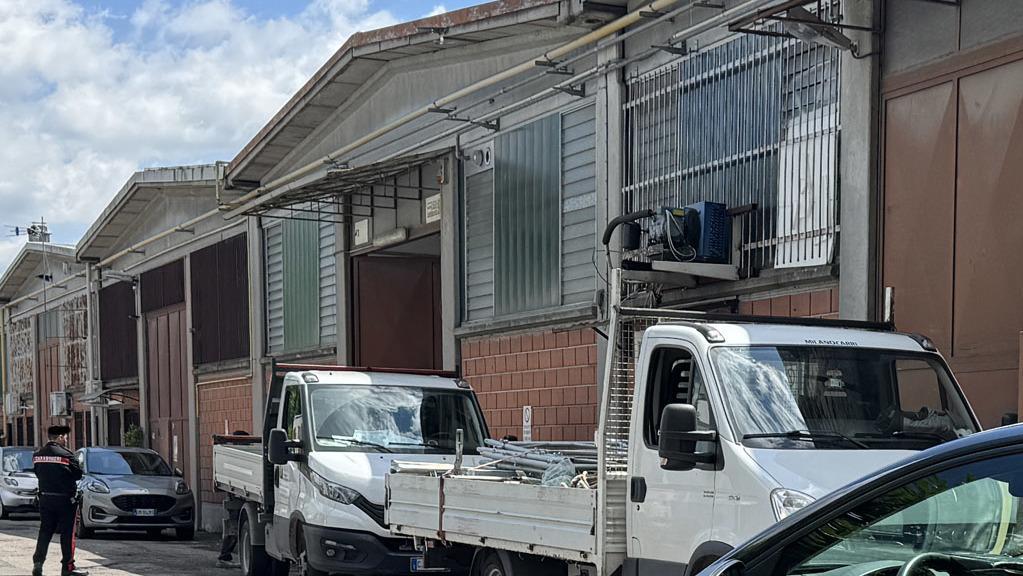 Cede il tetto, operaio precipita nel vuoto. Ricoverato in gravi condizioni un 57enne Cede il tetto, operaio precipita nel vuoto. Ricoverato in gravi condizioni un 57enne
