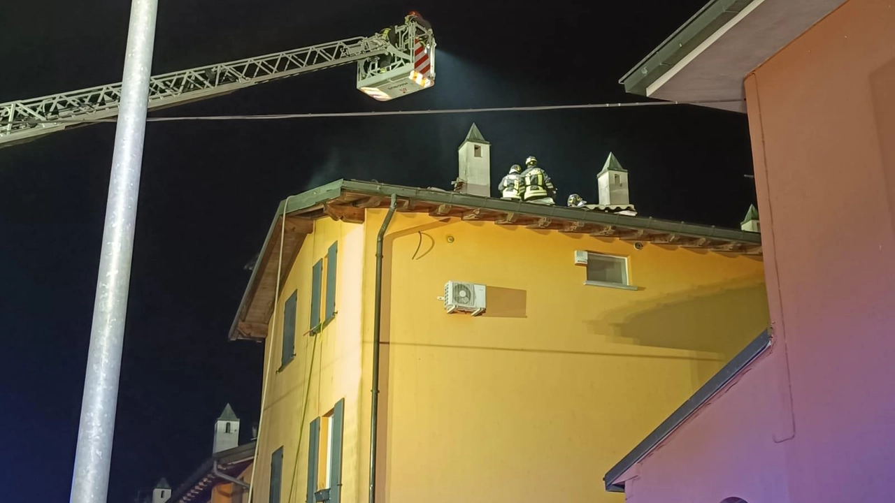 L’incendio è scoppiato su un edificio in via Toffetti al civico 43 Le tre abitazioni presenti sono state risparmiate grazie al pronto intervento dei soccorsi L’incendio è scoppiato su un edificio in via Toffetti al civico 43 Le tre abitazioni presenti sono state risparmiate grazie al pronto intervento dei soccorsi