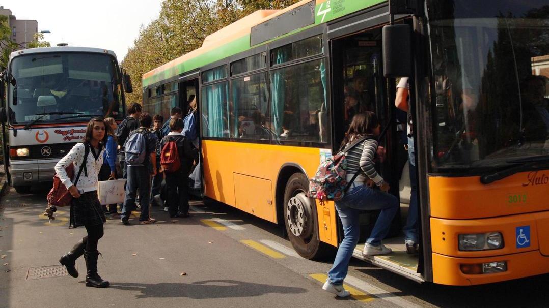 Niente bus da due anni. Da Cassina a Melzo: "Studenti e pendolari restano a piedi" Niente bus da due anni. Da Cassina a Melzo: "Studenti e pendolari restano a piedi"