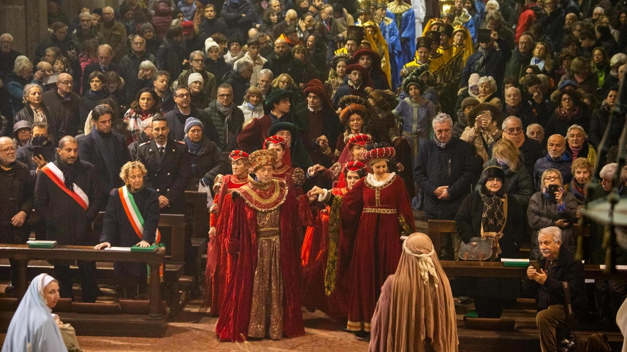 Monsignor Delpini durante la messa in Duomo paragona i cristiani di Milano ai Magi "Pellegrini di speranza smarriti nella città. Seguiamo la chiamata di Dio". Monsignor Delpini durante la messa in Duomo paragona i cristiani di Milano ai Magi "Pellegrini di speranza smarriti nella città. Seguiamo la chiamata di Dio".
