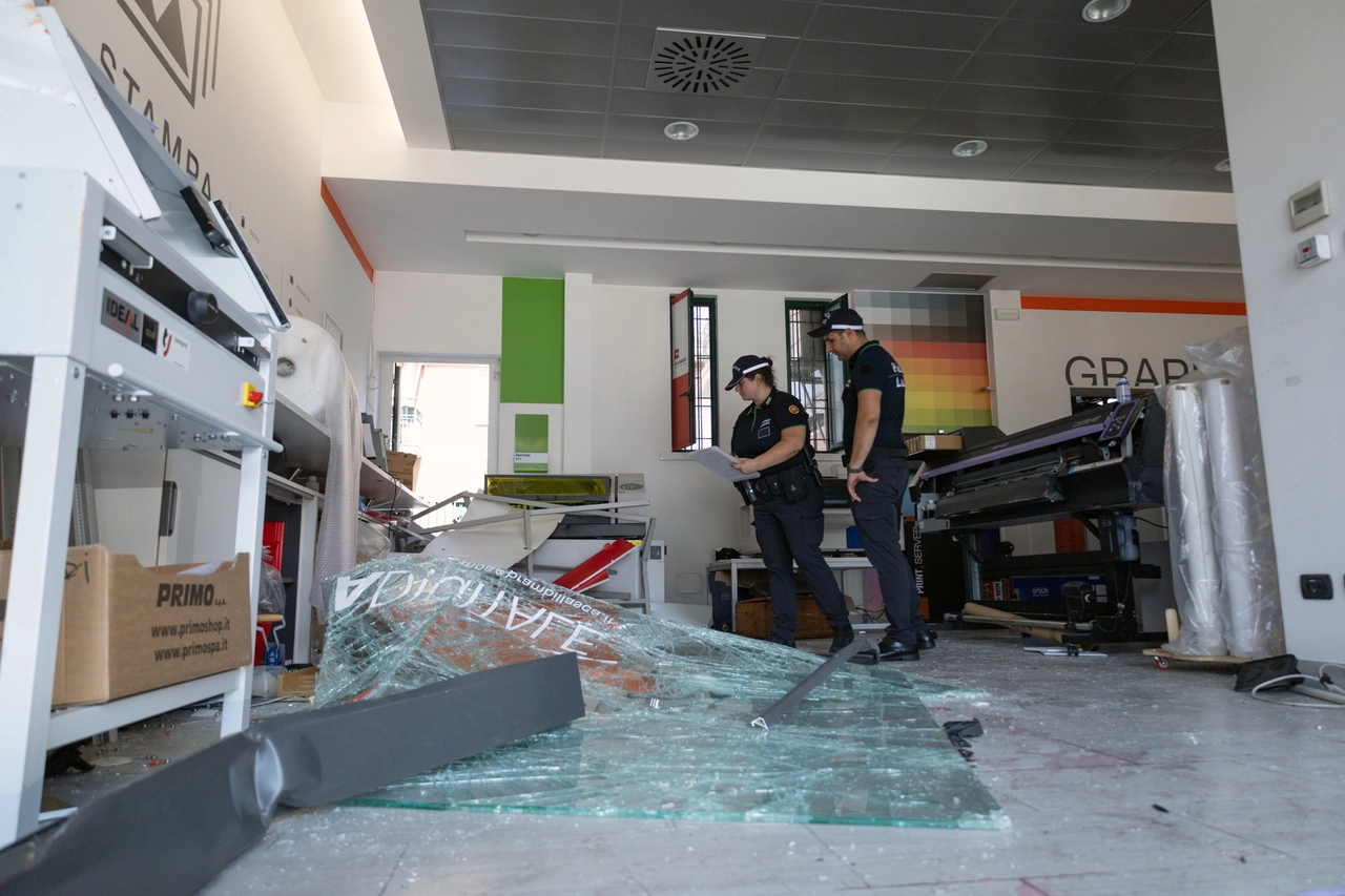 Auto che ha sfondato vetrina  negozio Cinisello