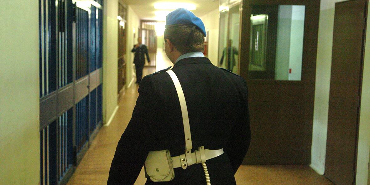 calci e schiaffi contro un detenuto del carcere di monza gli agenti negano uso legittimo della forza