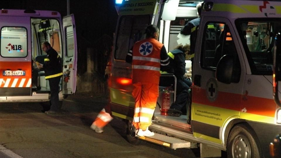 Nell’arco di un’ora, tra le 3 e le 4 di ieri mattina, personale del soccorso e vigili del fuoco allertati... Nell’arco di un’ora, tra le 3 e le 4 di ieri mattina, personale del soccorso e vigili del fuoco allertati...