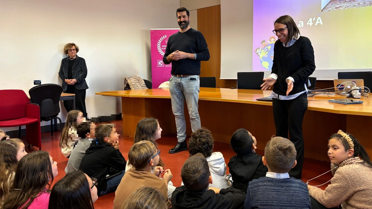 I ragazzi della quarta A in trasferta all’università dove hanno insegnato il loro metodo di autovalutazione ai futuri insegnanti I ragazzi della quarta A in trasferta all’università dove hanno insegnato il loro metodo di autovalutazione ai futuri insegnanti