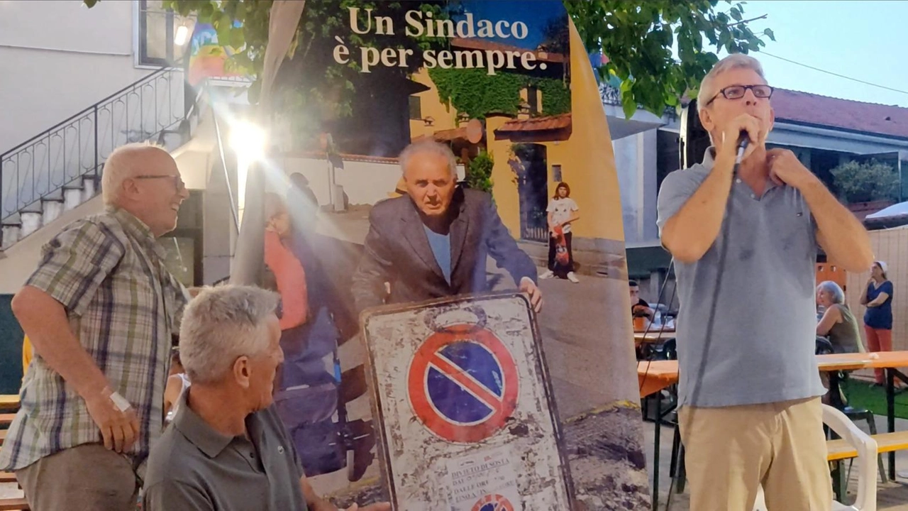 Impegno e orgoglio dei primi cittadini: spopola l’hashtag (con tanto di maglietta) “è colpa del sindaco“ "Il nostro simbolo? Aldino Galli, 94 anni, che si sfila dal corteo del 25 aprile e raccoglie un cartello...". Impegno e orgoglio dei primi cittadini: spopola l’hashtag (con tanto di maglietta) “è colpa del sindaco“ "Il nostro simbolo? Aldino Galli, 94 anni, che si sfila dal corteo del 25 aprile e raccoglie un cartello...".