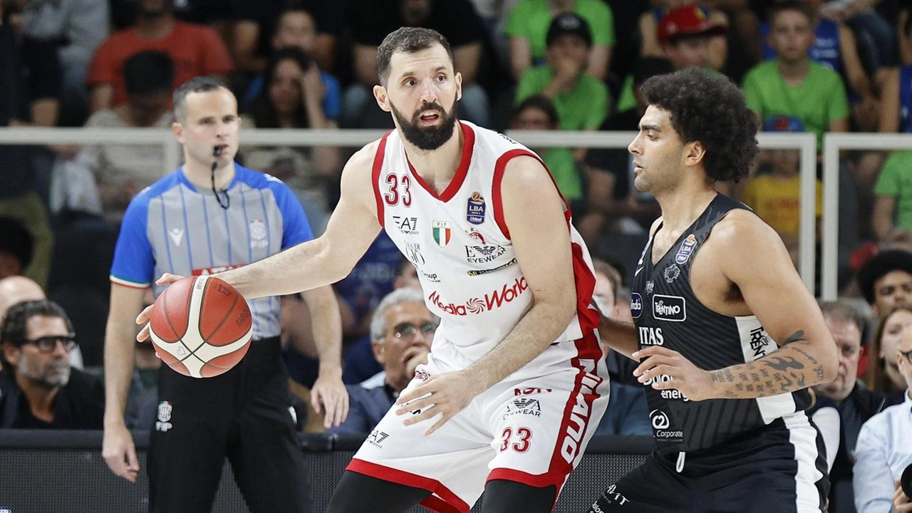 Trento batte Milano 70-67 in Gara-2 dei playoff grazie a un tiro allo scadere di Myles Cale. Milano delusa per l'ultimo fallo non fischiato. Trento batte Milano 70-67 in Gara-2 dei playoff grazie a un tiro allo scadere di Myles Cale. Milano delusa per l'ultimo fallo non fischiato.