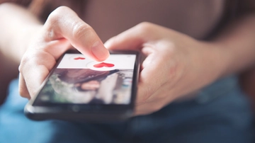 I giovani e l’amore in rete: paura dei legami, schermi e si congelano le emozioni