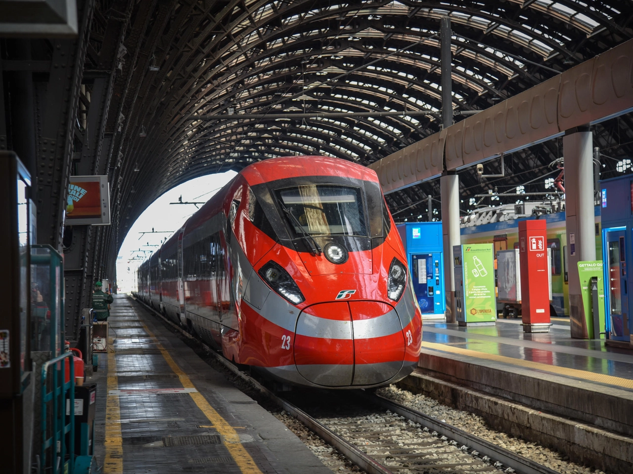 Ripartenza del Frecciarossa tra Milano e Parigi alla stazione di Milano Centrale