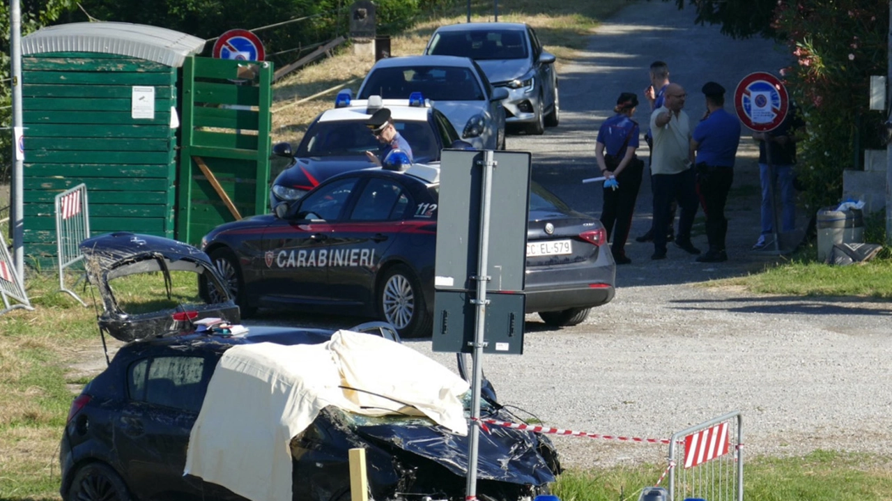 L'auto finita nel Po recuperata dai soccorritori a Casalmaggiore (Cremona) in una foto Ansa. Sul posto i carabinieri