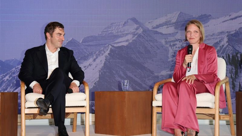 Brian Chesky, co-fondatore e ceo di Airbnb, con Arianna Fontana, una delle atlete più attese ai Giochi Brian Chesky, co-fondatore e ceo di Airbnb, con Arianna Fontana, una delle atlete più attese ai Giochi