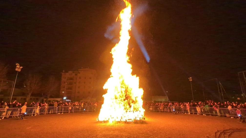 Il mix di tradizione e calore ha conquistato le famiglie che, venerdì sera, malgrado le temperature rigide, hanno partecipato al... Il mix di tradizione e calore ha conquistato le famiglie che, venerdì sera, malgrado le temperature rigide, hanno partecipato al...