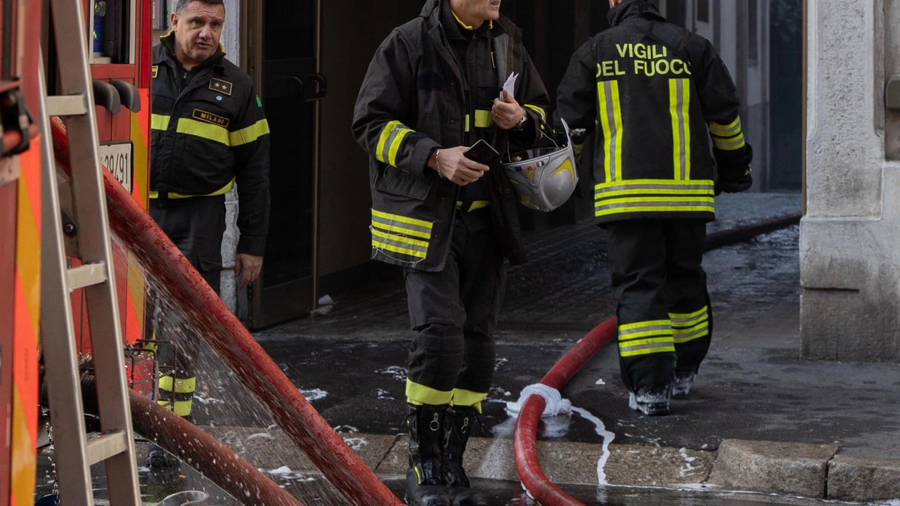 Incendio in locale interrato a Milano: nessun ferito, evacuati gli abitanti per precauzione. Cause ancora da accertare, ipotesi cortocircuito. Incendio in locale interrato a Milano: nessun ferito, evacuati gli abitanti per precauzione. Cause ancora da accertare, ipotesi cortocircuito.
