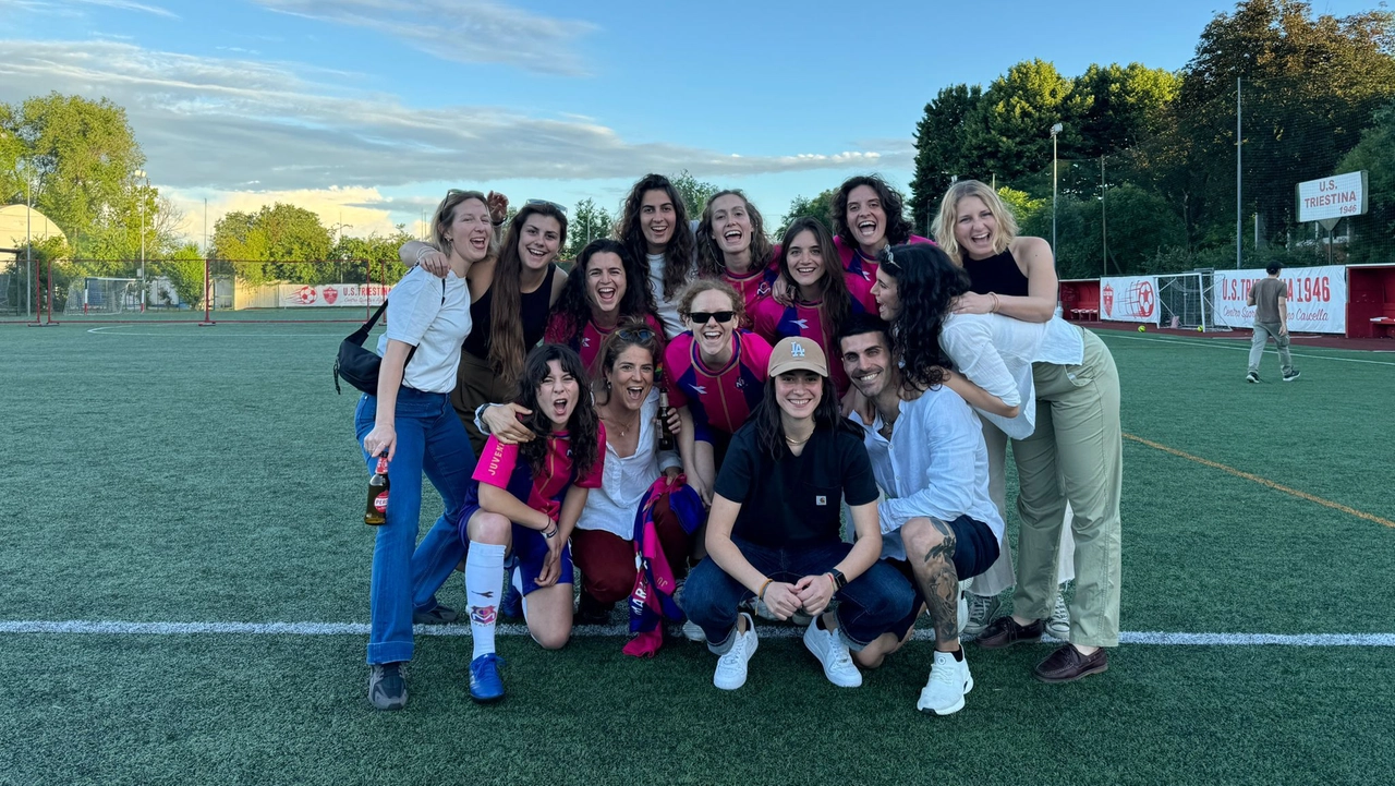 Le calciatrici della squadra Maradonne che ha scelto come colori il fucsia e il blu (foto di Caterina Migliore) Le calciatrici della squadra Maradonne che ha scelto come colori il fucsia e il blu (foto di Caterina Migliore)