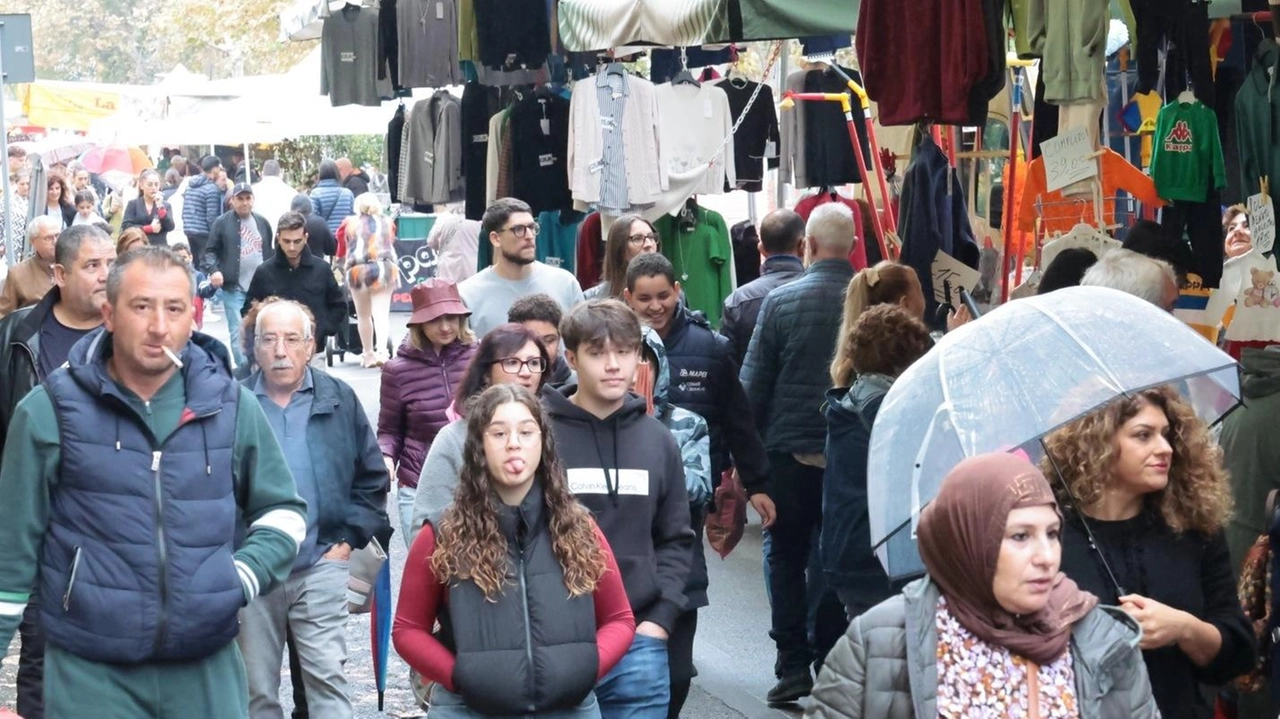 La fiera in onore del patrono ha visto la partecipazione di oltre 200 ambulanti, riscuotendo successo tra i visitatori e ricevendo apprezzamenti dall'Amministrazione e dagli operatori commerciali. L'evento segna una rinascita della tradizione fieristica locale. La fiera in onore del patrono ha visto la partecipazione di oltre 200 ambulanti, riscuotendo successo tra i visitatori e ricevendo apprezzamenti dall'Amministrazione e dagli operatori commerciali. L'evento segna una rinascita della tradizione fieristica locale.