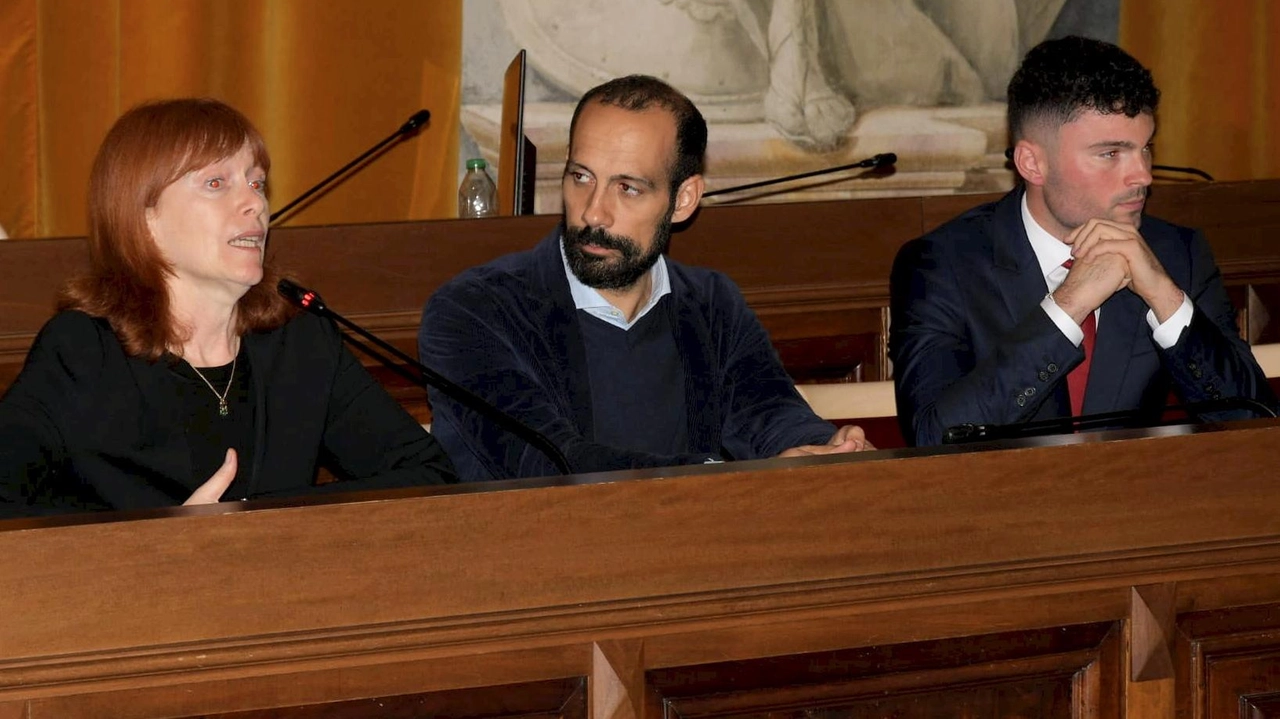 Da sinistra la botanica Silvia Assini il sindaco Michele Lissia e l’assessore comunale all’Ambiente Lorenzo Goppa Da sinistra la botanica Silvia Assini il sindaco Michele Lissia e l’assessore comunale all’Ambiente Lorenzo Goppa
