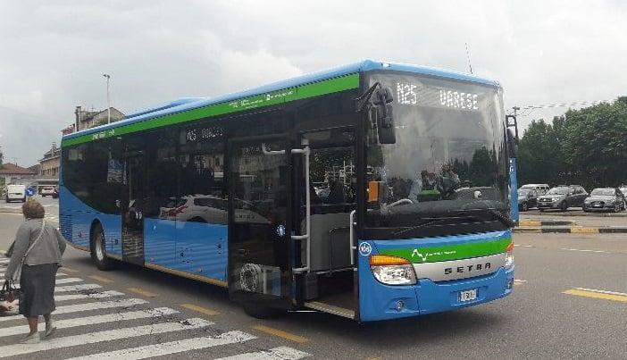 Varese, autista di bus non fa inversione e un passeggero gli rompe il naso. La rabbia dei conducenti: “Non si può lavorare così” Varese, autista di bus non fa inversione e un passeggero gli rompe il naso. La rabbia dei conducenti: “Non si può lavorare così”