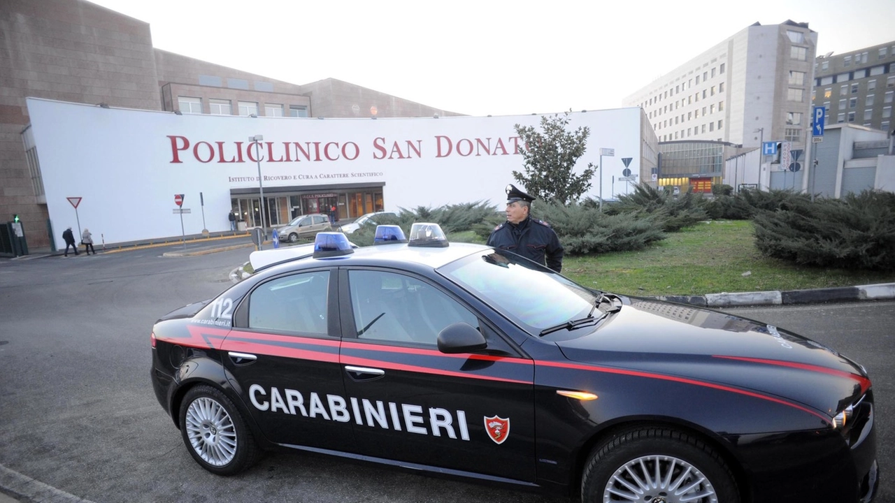 I carabinieri davanti all'ospedale Policlinico di San Donato