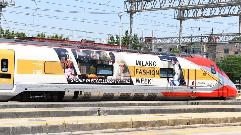 Livrea speciale del Frecciarossa in occasione della Milano Fashion Week, per celebrare il Made in Italy. "Con il sostegno...