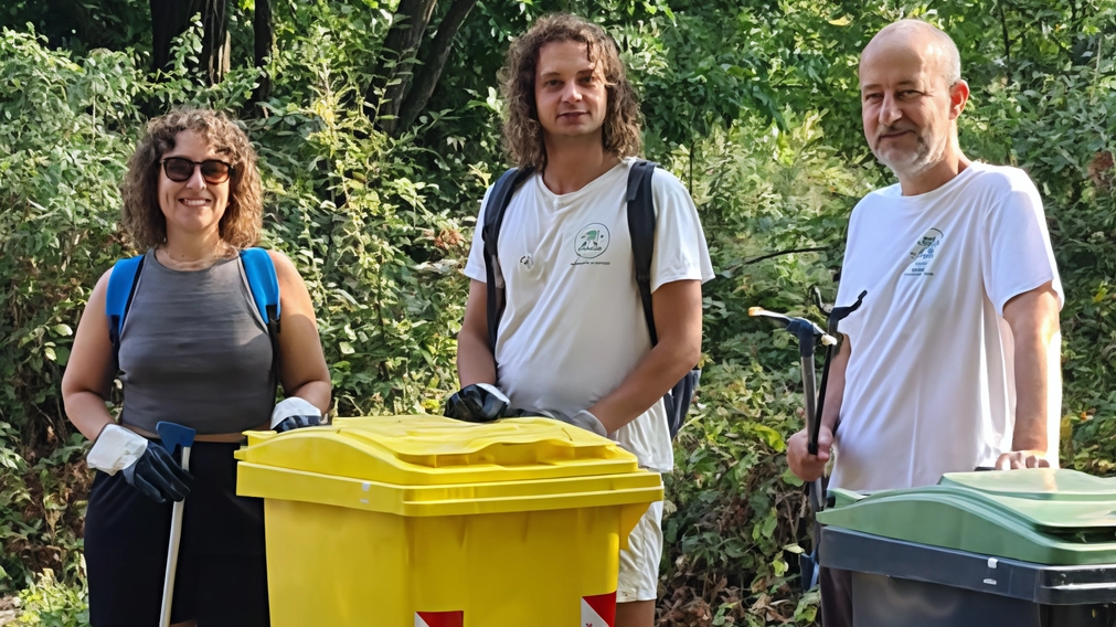 Le Sentinelle del Parco Sud al lavoro per liberare e ripulire la cava di Basiglio dai resti di picn-nic e scampagnate Le Sentinelle del Parco Sud al lavoro per liberare e ripulire la cava di Basiglio dai resti di picn-nic e scampagnate