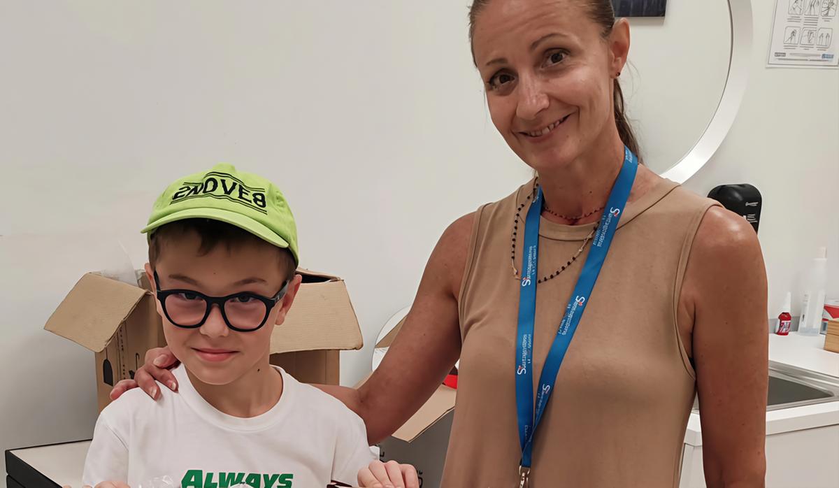Il titolare del negozio di ottica muore. Centinaia di occhiali donati ai poveri Il titolare del negozio di ottica muore. Centinaia di occhiali donati ai poveri