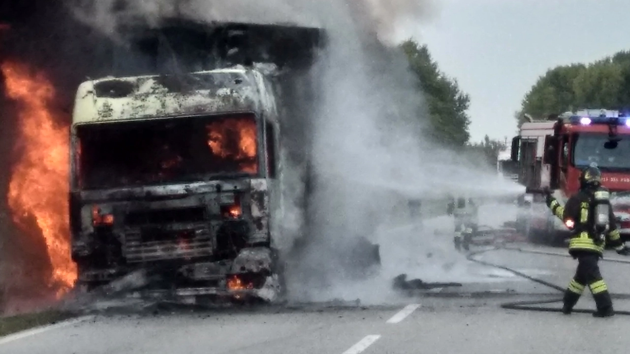 I vigili del fuoco spengono le fiamme che hanno avvolto un camion (Foto archivio)