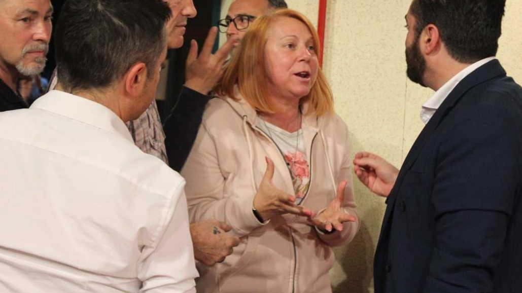 Un momento della contestazione nei confronti del sindaco durante l’infuocata assemblea di mercoledì sera Un momento della contestazione nei confronti del sindaco durante l’infuocata assemblea di mercoledì sera