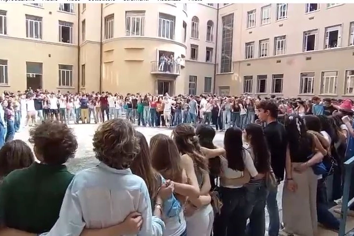 Un grande abbraccio ha unito i liceali del Volta venerdì mattina