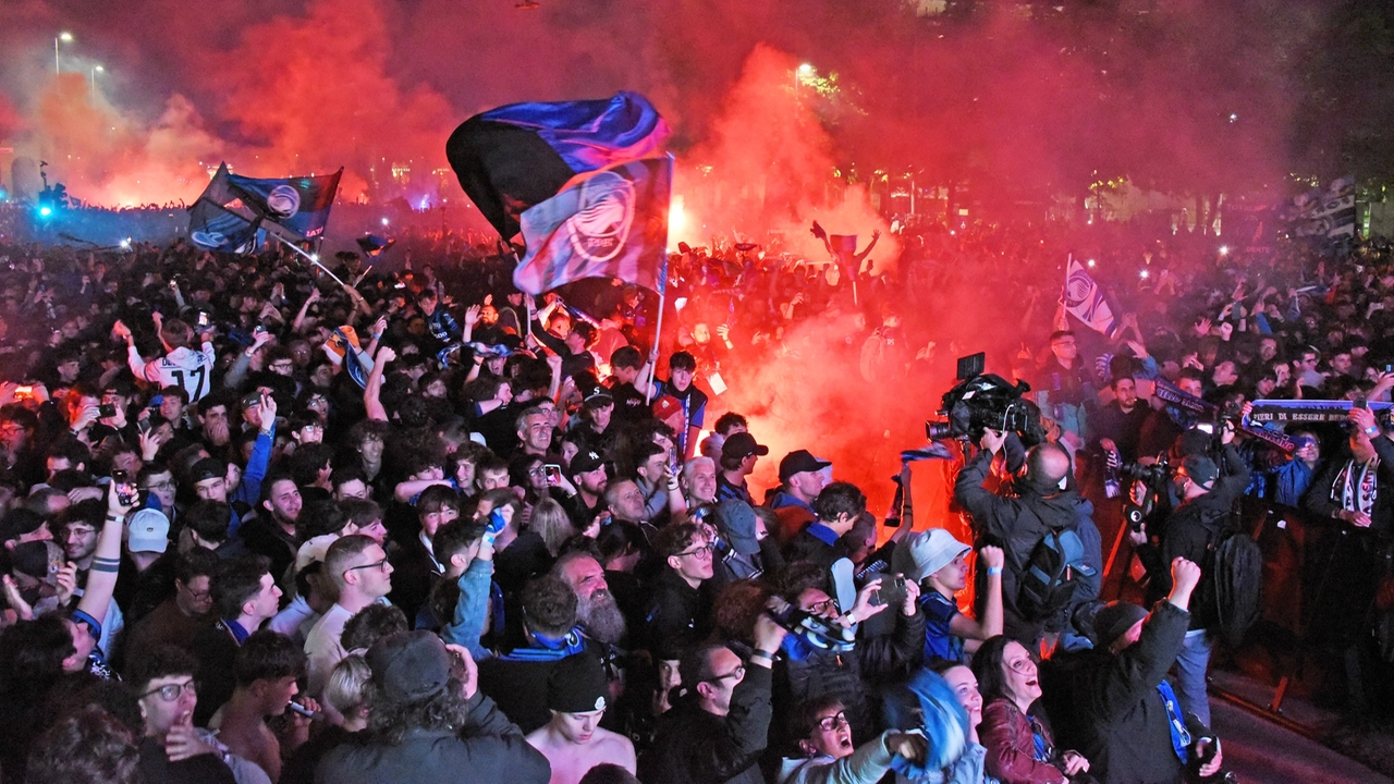 Festa in piazza Vittorio Veneto a Bergamo per la vittoria dell'Atalanta