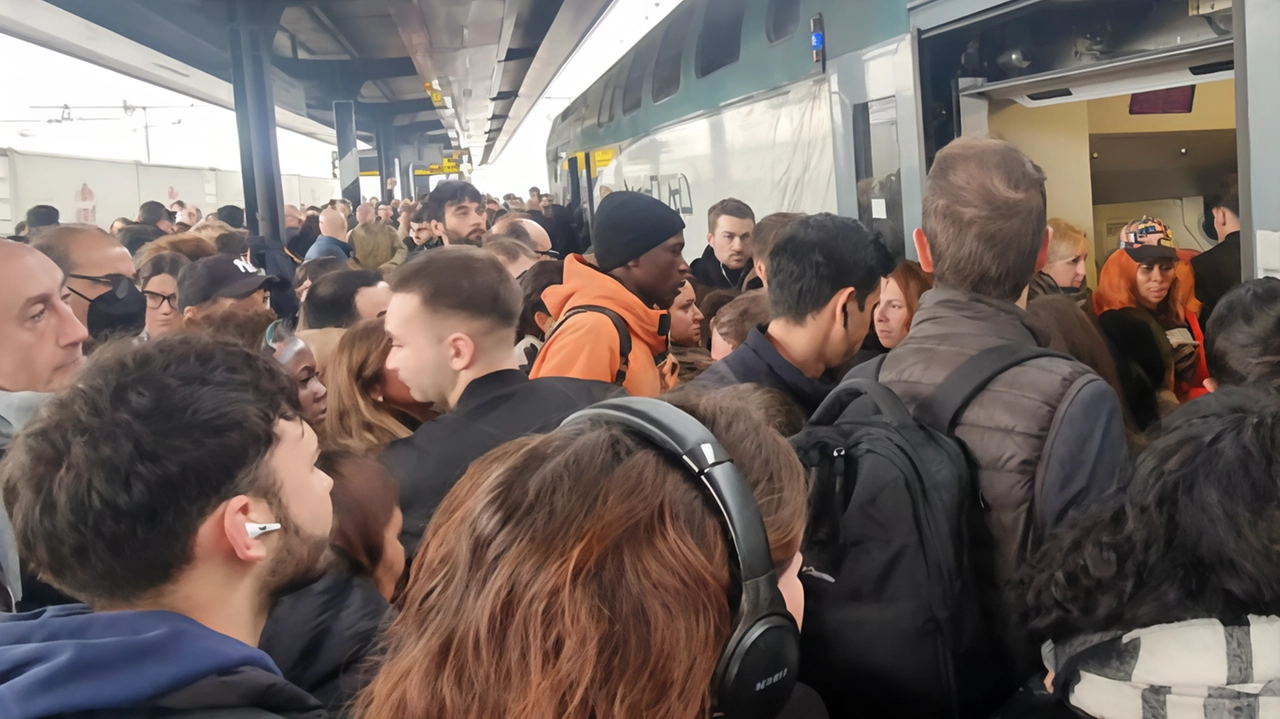 Cinquanta minuti di ritardo per il treno delle 7.37 diretto a Treviglio e 15 minuti per il convoglio 24525 diretto a Milano Certosa. Il treno 24521 è rimasto fermo in stazione Cinquanta minuti di ritardo per il treno delle 7.37 diretto a Treviglio e 15 minuti per il convoglio 24525 diretto a Milano Certosa. Il treno 24521 è rimasto fermo in stazione