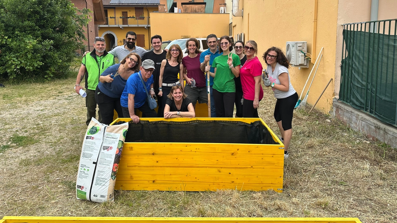 Nuova vita per l'area esterna di Cascina Vita Nova, volontari al lavoro
