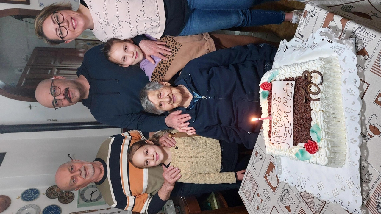 Festa per nonna Emma. Spente 103 candeline nel giorno di Pasqua