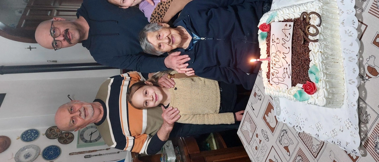 Festa per nonna Emma. Spente 103 candeline nel giorno di Pasqua