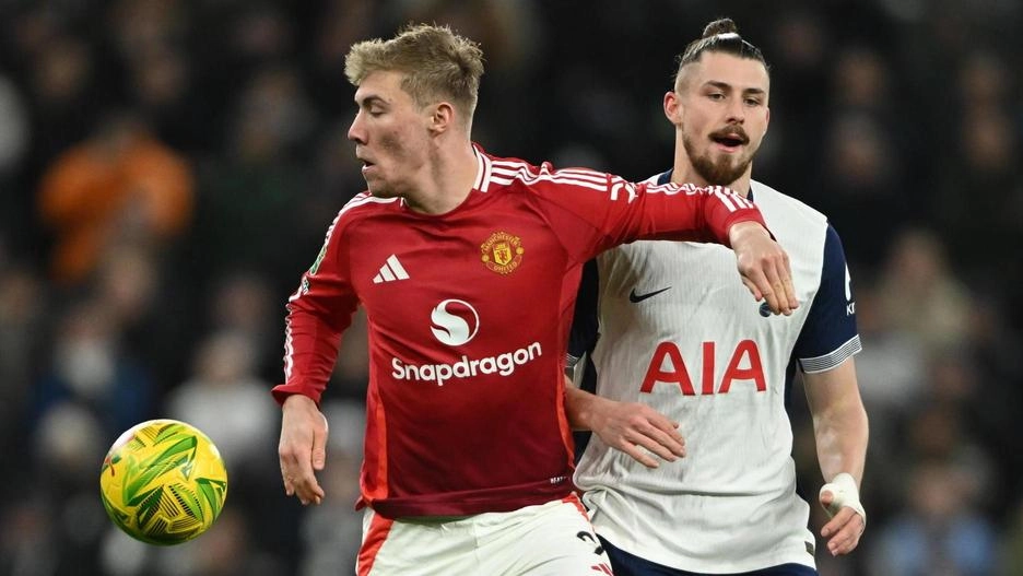 Rasmus Hojlund (a sinistra) in maglia United mentre lotta con Radu Dragusin (Tottenham) in una sfida di Coppa d’Inghilterra