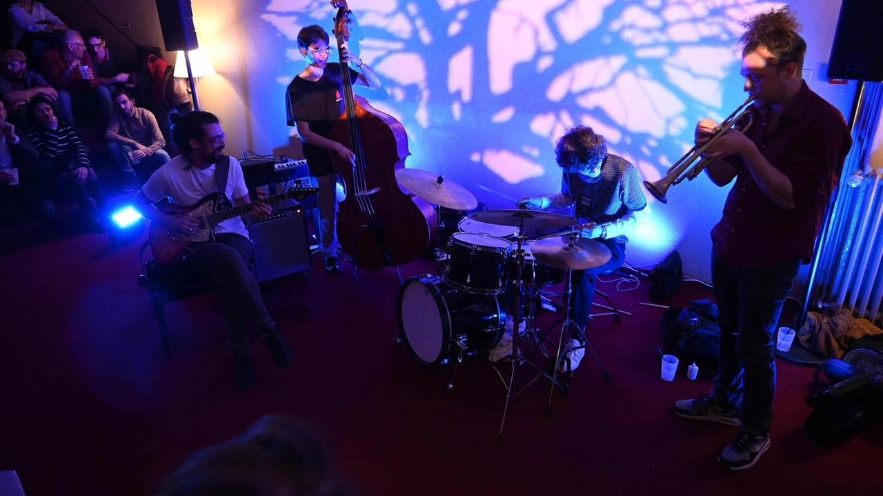 Sette ore di musica dal vivo per una maratona di jazz che riempirà fino a notte fonda le sale del...