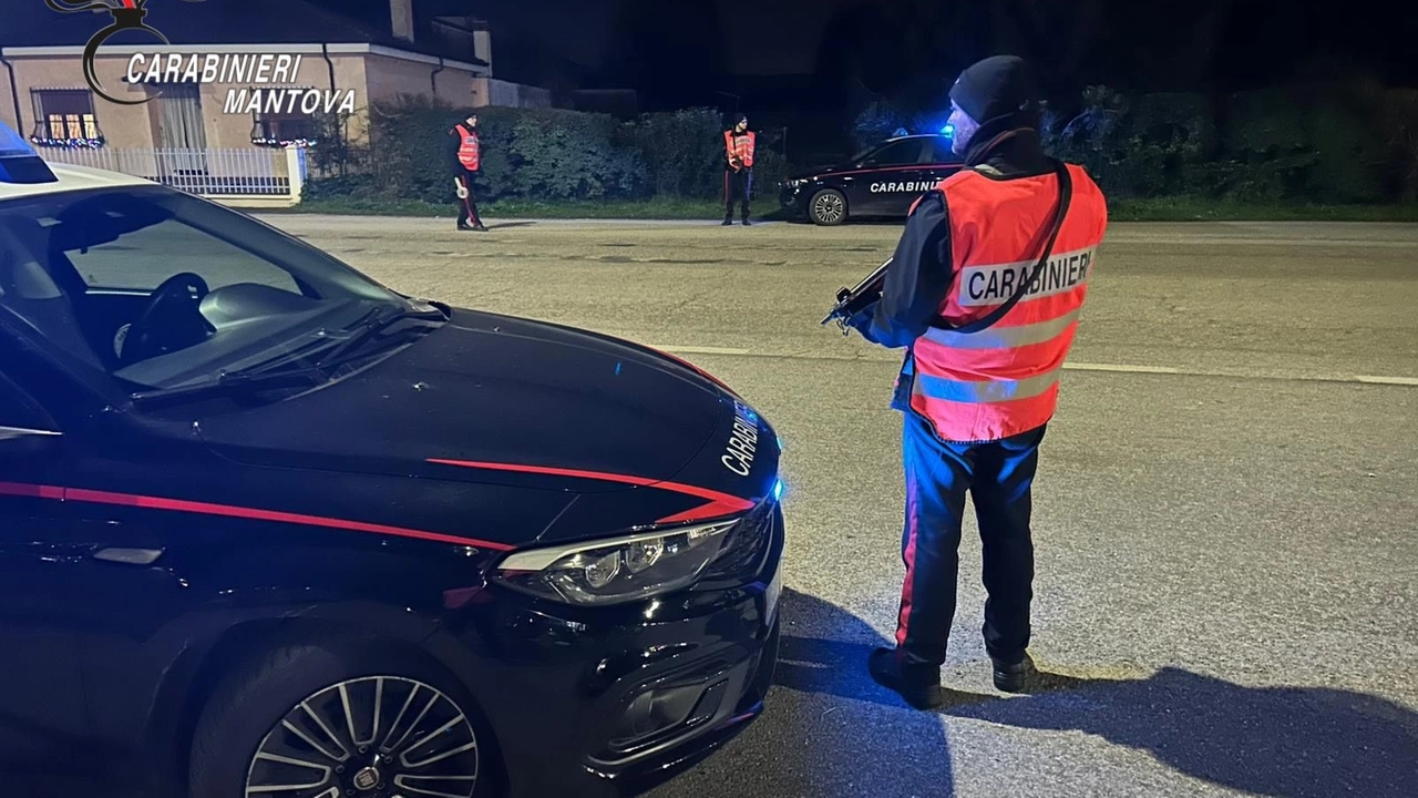 Un posto di blocco dei carabinieri di Mantova Un posto di blocco dei carabinieri di Mantova