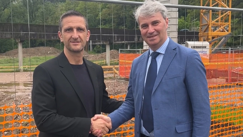 Il presidente di Alfa Paolo Mazzucchelli con il sindaco di Varese Davide Galimberti La società conta su oltre quattrocento dipendenti, in continua formazione per cui ha la certificazione Top Employers come solo 1.800 altre aziende al mondo Il presidente di Alfa Paolo Mazzucchelli con il sindaco di Varese Davide Galimberti La società conta su oltre quattrocento dipendenti, in continua formazione per cui ha la certificazione Top Employers come solo 1.800 altre aziende al mondo