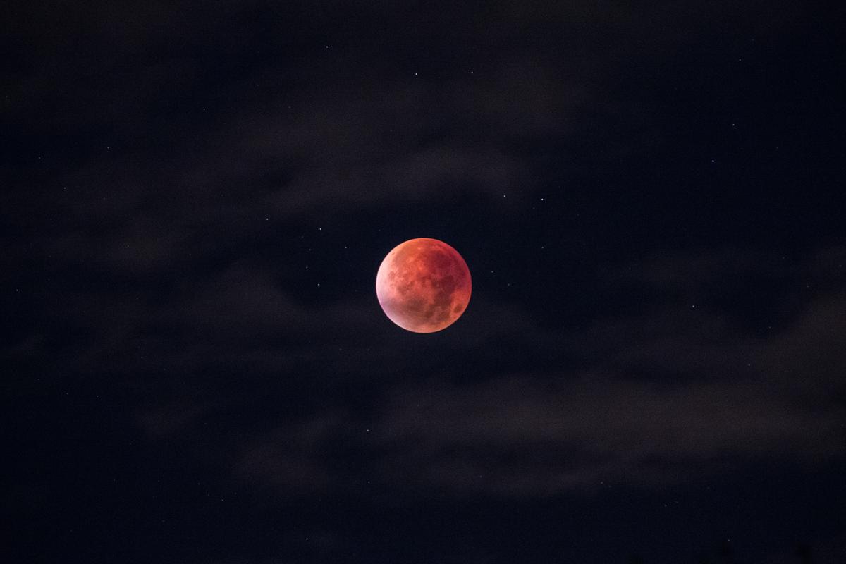 Eclissi lunare del 7 settembre: quando e dove vedere la “Luna rossa” in Lombardia