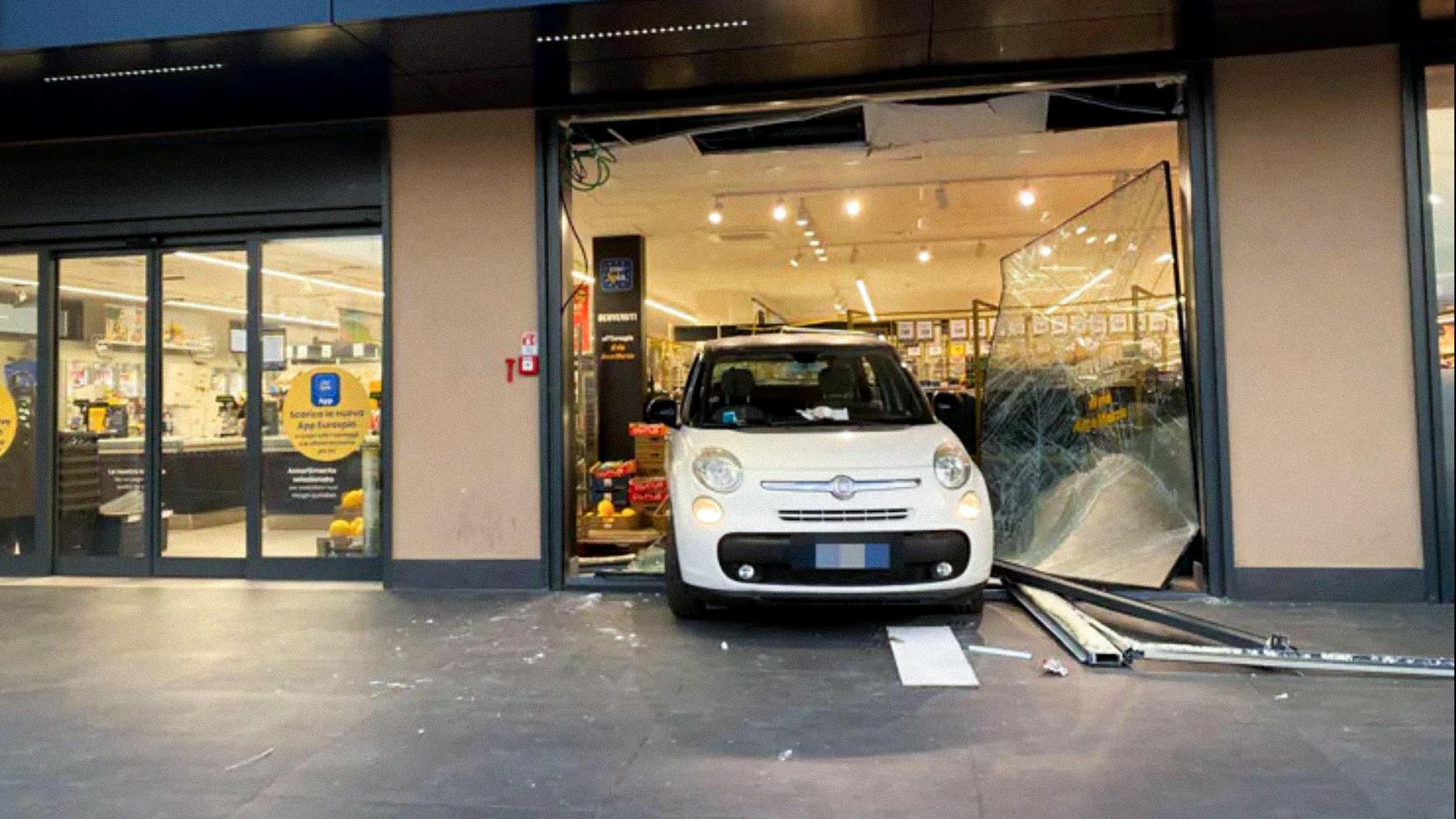 fiat panda usata come ariete per sfondare il conad di casorate primo bottino da cinquemila euro da Ilgiorno.it fiat panda usata come ariete per sfondare il conad di casorate primo bottino da cinquemila euro