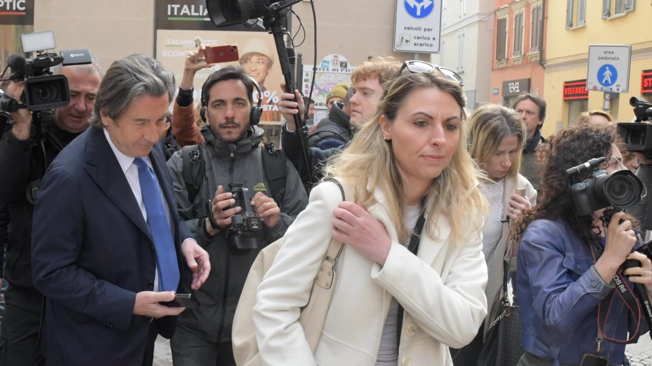 In corso Cavour la ressa dei giornalisti e degli operatori della tivù. Tra loro tanti cittadini, ancora divisi tra innocentisti e colpevolisti.