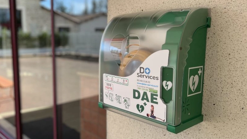 Un defibrillatore semiautomatico Un defibrillatore semiautomatico