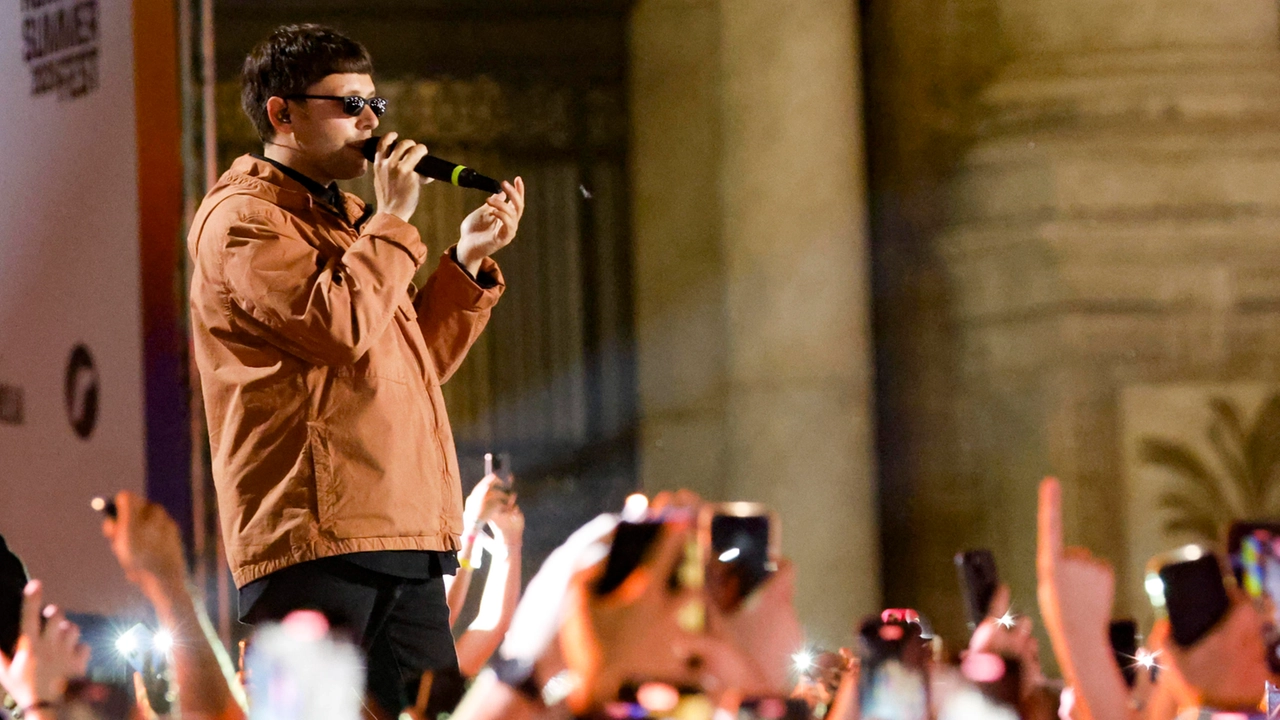 Gazzelle all’anagrafe Flavio Bruno Pardini 35 anni sul palco circondato dai fan